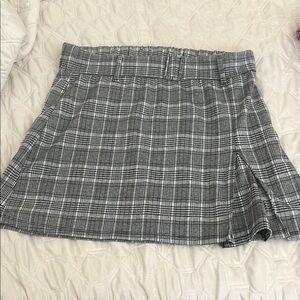Chic Gray Plaid Skirt with Slit